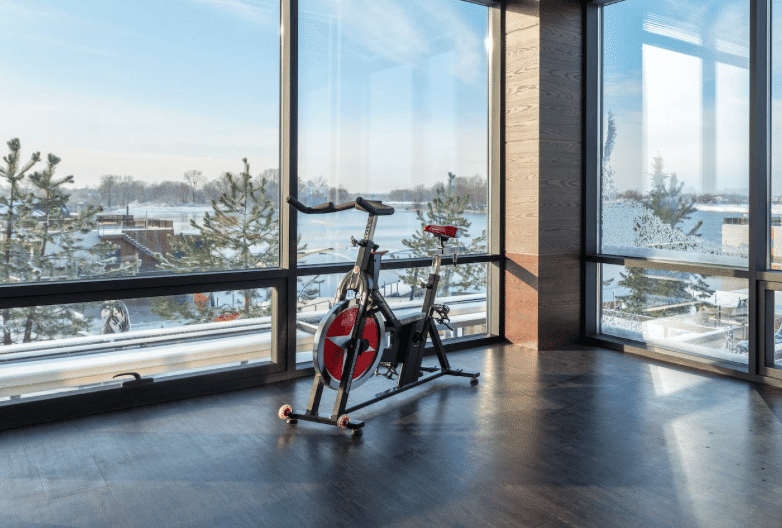 vélo en salle et exercices TBL