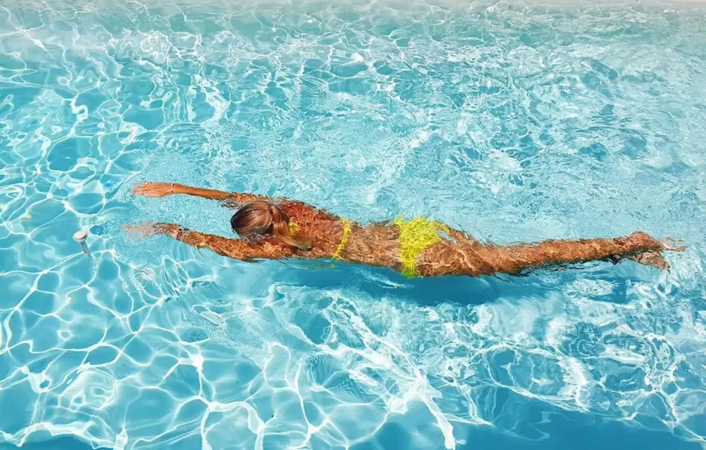 Joelle nage brasse piscine ete