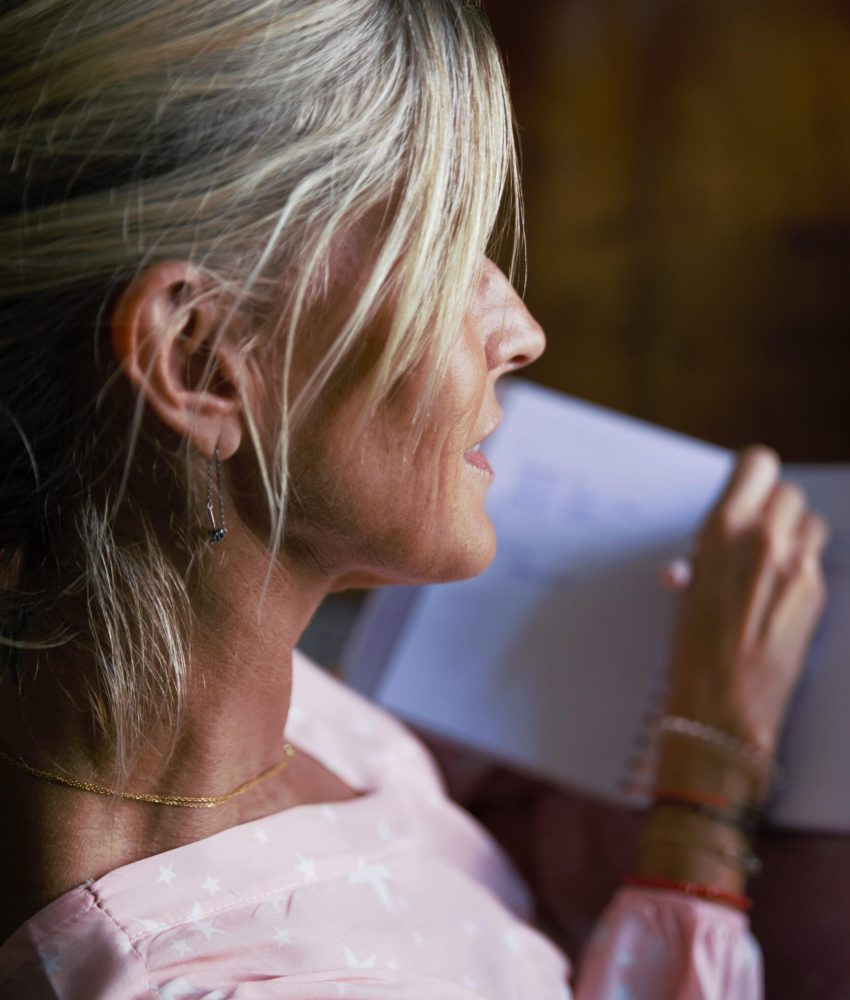 Joelle de dos ecriture carnet